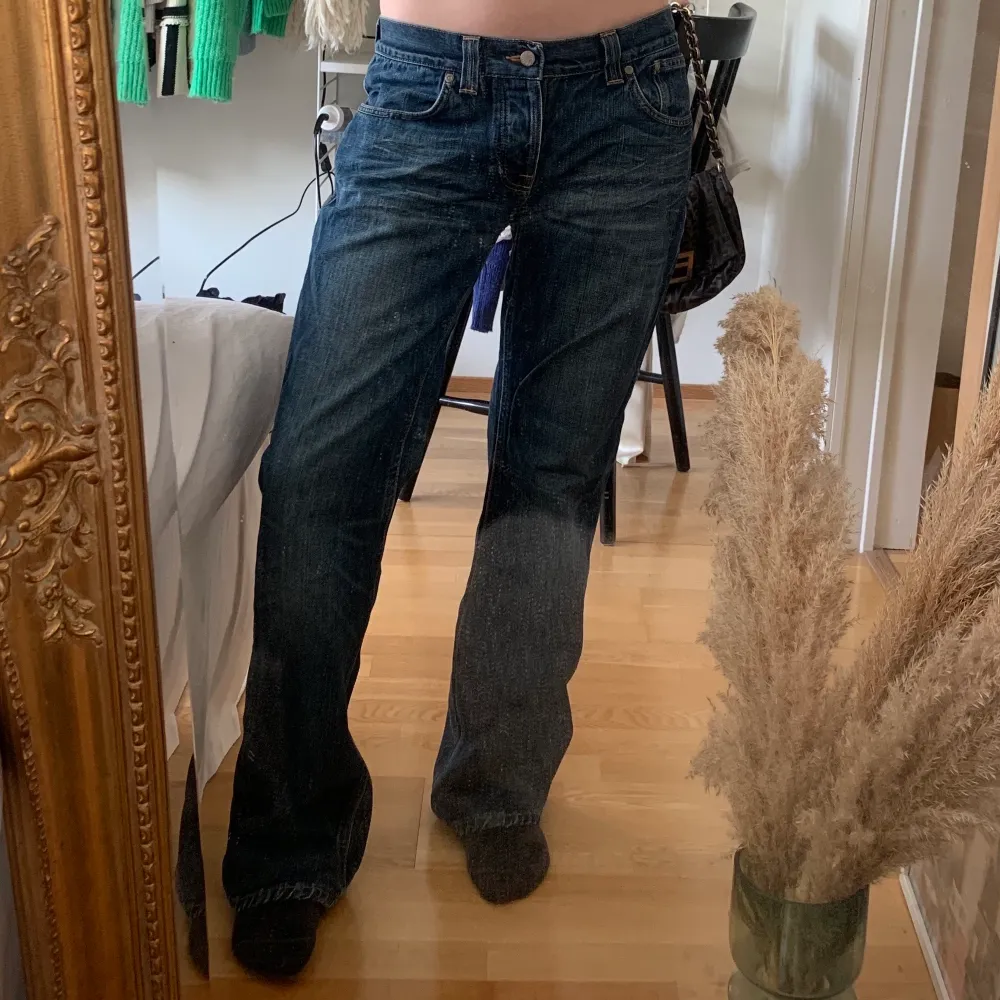 Så najs jeans som är lowwaist! De är straight leg💕 för referens är jag 166 och brukar ha 36. Jeans & Byxor.