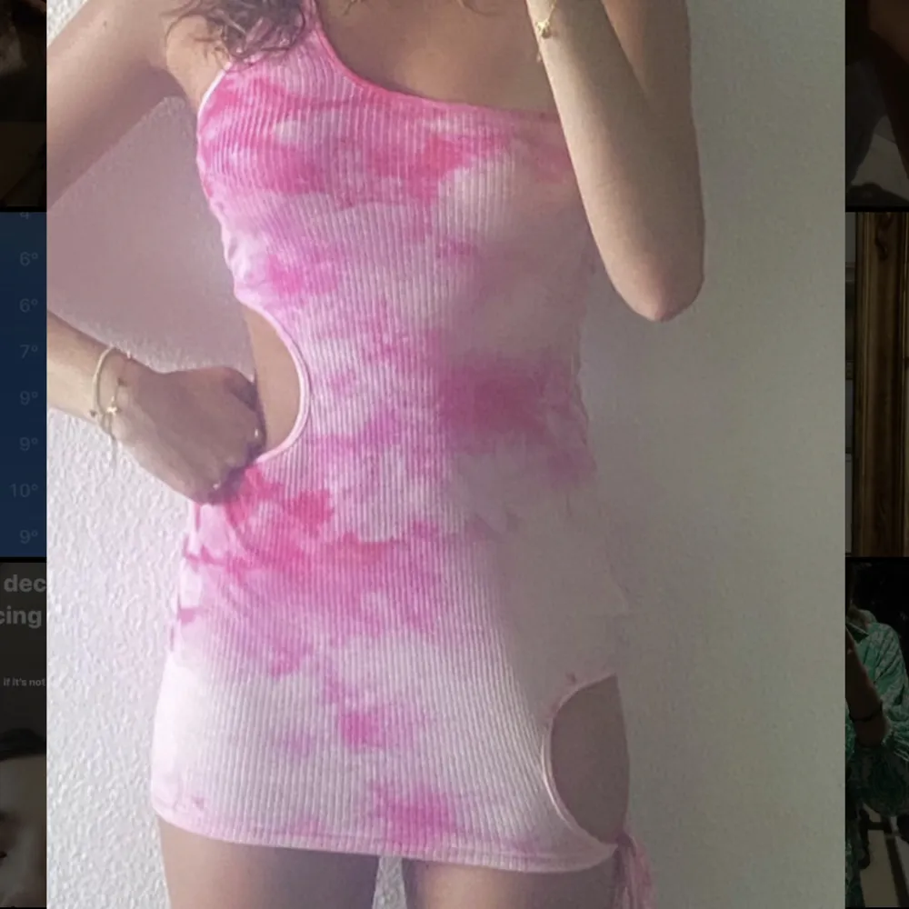 En rosa klänning i fint skick använd ca 1 gång strl xs/s stretchig :). Klänningar.