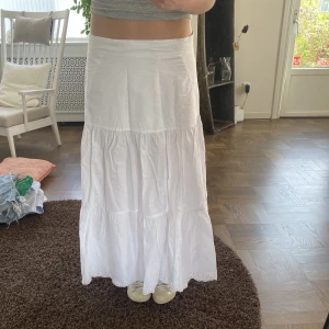 Långkjol - Nästan aldrig använd vit Långkjol, ifrån Lindex. Man knyter den.💗