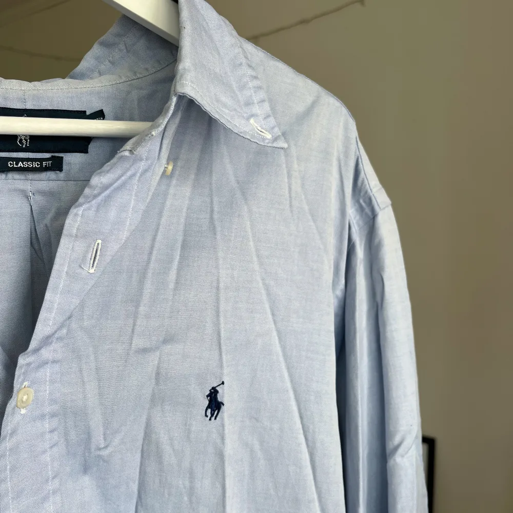 Säljer denna oversized blåa Ralph Lauren skjortan!🤍Säljs för 300 kr +frakt!💫. Skjortor.