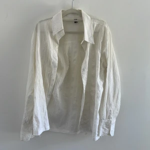 Vit skjorta  - Vit, mönstrig skjorta. Storlek M