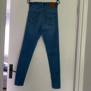 Levi’s Jeans - Levi’s Jeans Mile High super skinny Strl. W27 L30  Använda men fint skick.