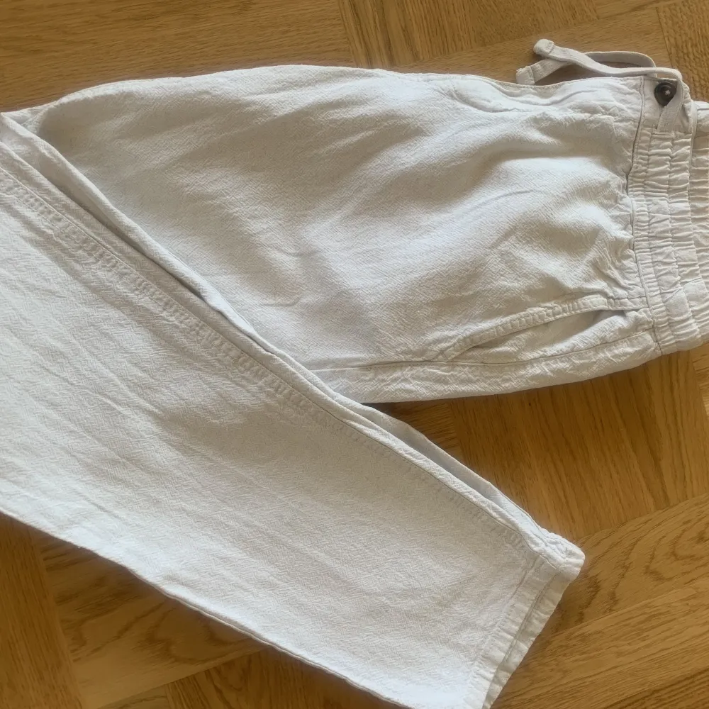 Snygga beige linnebyxor, stl w30/32 Använda 1 sommar. Jeans & Byxor.