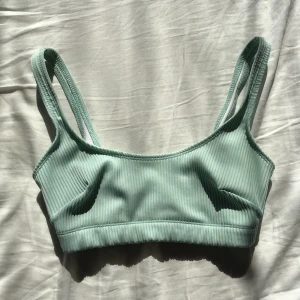 Mint bikinitopp - En verkligen jättefin bikinitopp som är för liten😩 från asos i fint skick och väldigt bra kvalité, skriv till mig för frågor eller b bilder☺️ jag tror att frakten blir 26kr