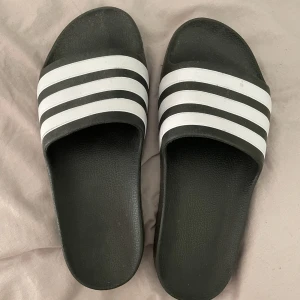 ADIDAS TOFFLOR - Äkta Adidas tofflor i storlek 36. Använda ett fåtal gånger. Säljer då dom inte kommer till användning 