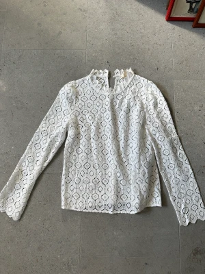 Embroidery blouse - Embroidery blouse from Sezane Color white  Size FR 36 EU 34