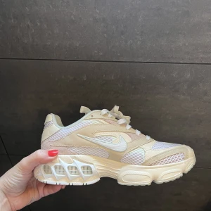 Nike Zoom Air Fire Sneakers  - Säljer ett par Nike Zoom Air Fire pga köpte i för stor storlek.😭💗 Endast använda en gång. Nyköpspris 1400kr. Skriv till mig för stt köpa och använd intr ”köp nu” eller köp via plick, det strular 🥲