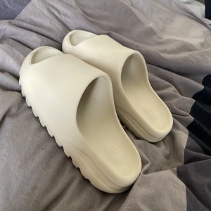 Yeezy slides  - Lättanvända slides praktiskt taget i nyskick vilig att diskutera pris