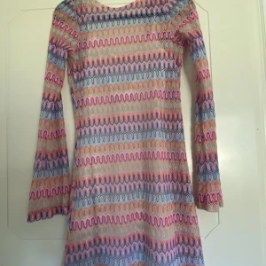 Knä lång party klänning  - Klänning med ytter och innerklänning Passar från XXS- S då det är stretchigt tyg 