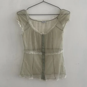 BLUS FRÅN INTIMISSIMI - topp från intimissimi från en gammal kollektion. pastell grön/khaki färg. strl xs/s