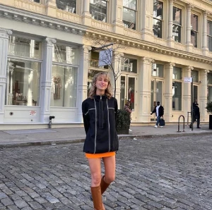 GANNI Organic Cotton-blend crepe jacket - Drömjacka från Ganni. Inköpt förra året, använd 2-3 gånger. I fint mycket skick, hittar ingenting att anmärka på.   Storlek L/XL. Jag brukar ha storlek M och denna sitter samma på mig som på tjejen på bilderna.   Nypris 3000kr