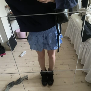 Blå volangkjol - Säljer min fina blåa kjol, den är sparsamt använd och perfekt nu till sommaren🤩🌸 märket är mango🤩