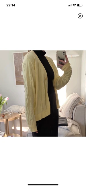 Gul tunn kofta - En tunn supersöt och mjuk kofta från Ellos☀️Superfint skick, som ny☺️Storleken är 50/52, jag har dock 38 vanligtvis och den sitter snyggt oversize på mig, så skulle säga att den kan passa alla beroende på hur man vill att den ska sitta💛