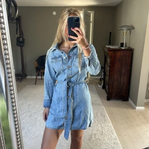 Jeansklänning zara - Super fin jeansklänning från zara men kommer tyvärr inte till användning 