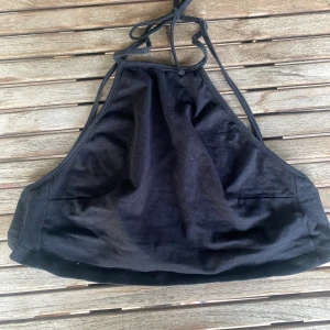 Zalando - köpt på zalando, använt 1-2 gånger, bra skick. Med bar rygg