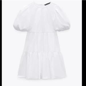 Vit zara klänning  - Säljer denna vita klänningen från zara, köpt för ca 1 år sen men bara använd en gång, därav nyskick, köpt för 349kr💕💕 hör av er vid frågor!