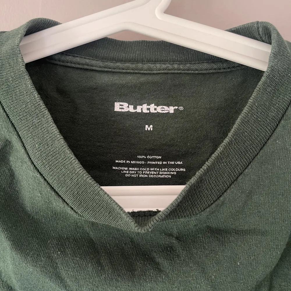 Säljer den här coola mörkgröna T-shirten med tryck från märket BUTTER 💚 endast använd ett fåtal gånger. Kan mötas upp i Söderköping eller Norrköping eller frakta 🚌. T-shirts.