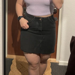 Jeanskjol - New look jeanskjol storlek 40. Knappt använd. 