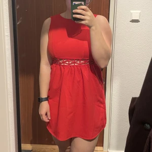Röd klänning  - Superfin röd klänning. Uppsydd vid axlarna så den fick hög ringning. Storlek 38