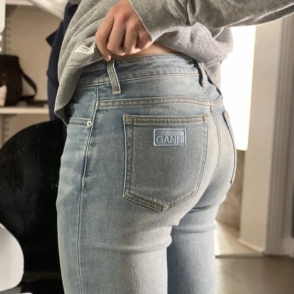 Ganni jeans som är i princip oanvända 🩵 nypris 2000kr. Jeans & Byxor.