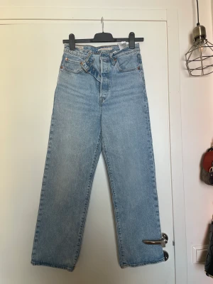Levi’s ribcage straight jeans  - Raka Levi’s jeans, ljusblå, storlek 27 men passar mer storlek 25/26 skulle jag säga 