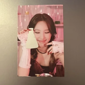 Twice Nayeon - Säljer kortet för 20kr. Köparen står för frakten ! På andra bilden kan man se hur kortet ser ut när man har skrapat det.