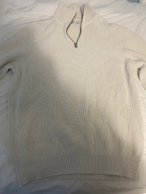 Zara tröja vit  - Eftertraktad design, säljer för två av mina vänner har likadan. 