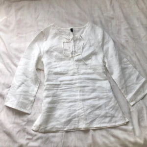 Linne materials blus - Fin blus i linne liknande material. Tyvärr är den för liten för mig 💞 ställ gärna frågor!! 