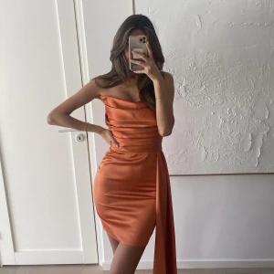 Klänning  - Säljer min snygga oranga klänning som endast är använd i ett par timmar dvs nyskick (priset går att diskutera vid snabb affär)🧡