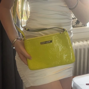 Micheal Kors väska - Säljer min mk väska eftersom jag inte använder den, pris kan diskuteras❤️