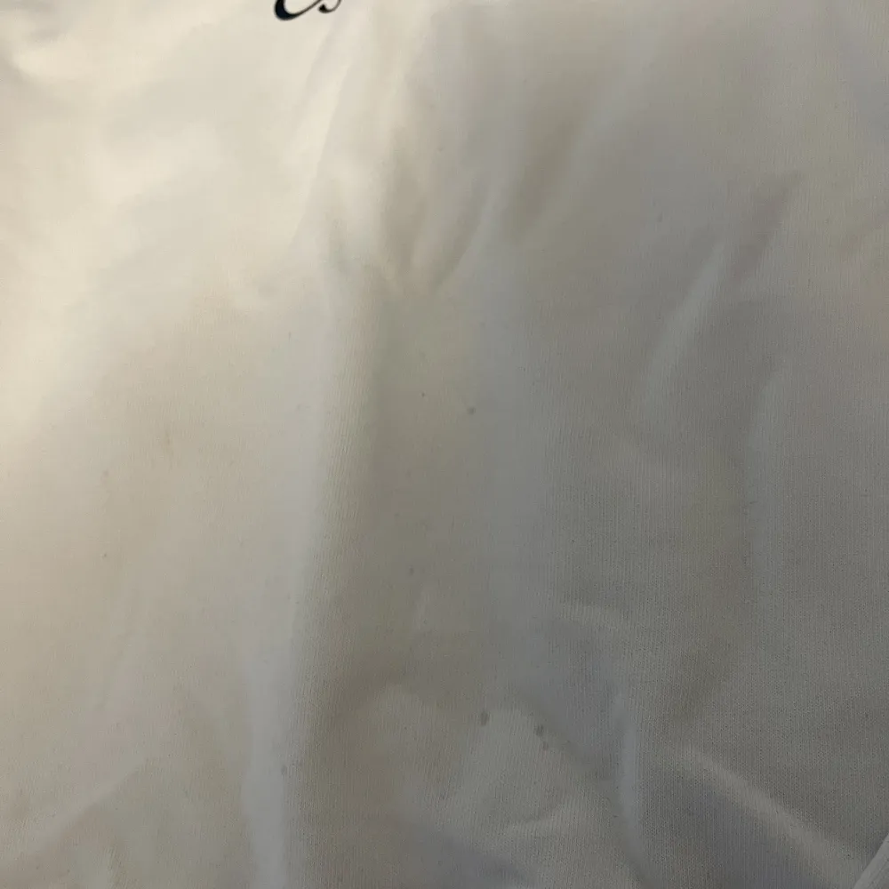 Gant tröja vit i använt skick, har några fläckar men vet ej om de går bort i vanlig tvätt kanske med Vanish. Hittade i garderoben, storlek M. Tröjor & Koftor.