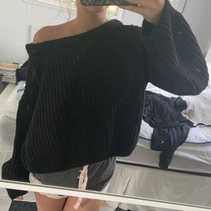 Stickad tröja - Stickad tröja från nakd! Använd och lite nopprig men annars fint skick! Passar XS-M. Köparen står för frakten🫶🏼