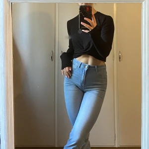 Långärmad  - Croppad långärmad tröja med imlott-detalj framtill.