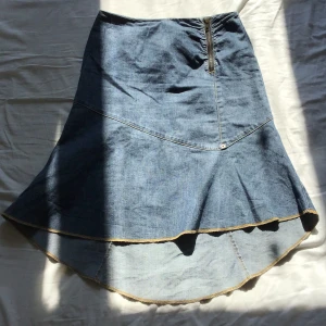 Asymmetrisk jeanskjol - Jättesnygg asymmetrisk jeanskjol som är förliten för mig :(  skriv för fler frågor eller bilder💗 