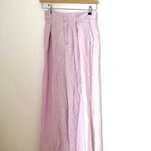 Lila Byxor från Zara - Sommarbyxor från ZARA. I storlek S. Superfina och är sköna att ha på sig! Lite missfärgat på ett ställe vilket syns på bild 3, är knappt synligt. 