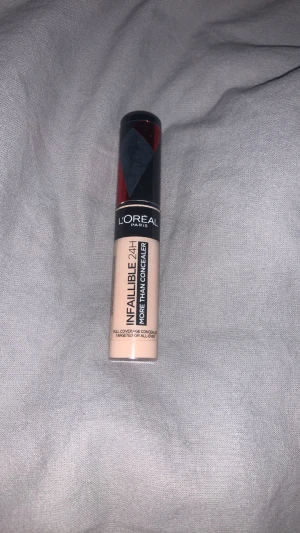 Loreal Paris concealer - Säljer nu min Loreal Paris Cobcealer i färgen 325 då den var för ljus för mig. Jag köpte den för 122 kr på Normal. Använd ca två gånger men som ny. Skriv om ni har några frågor eller vid intresse.💕💕