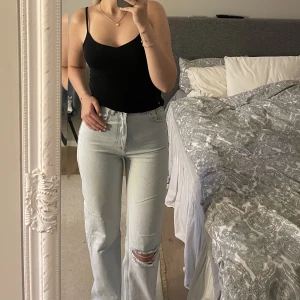 Raka jeans - Snygga raka jeans i en fin ljusblå färg som är super sköna! 💕💕 