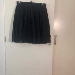 Fin svart ”ballerina” kjol, aldrig använd av mig (fick den av min kusin så vet inte riktigt) säljer för att jag aldrig kommer använda den
