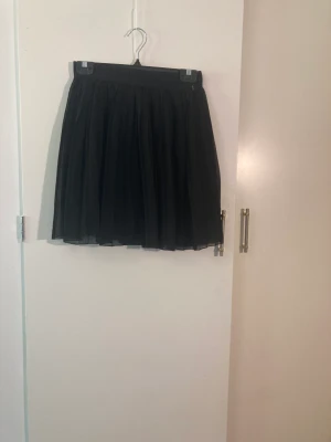 Kjol - Fin svart ”ballerina” kjol, aldrig använd av mig (fick den av min kusin så vet inte riktigt) säljer för att jag aldrig kommer använda den