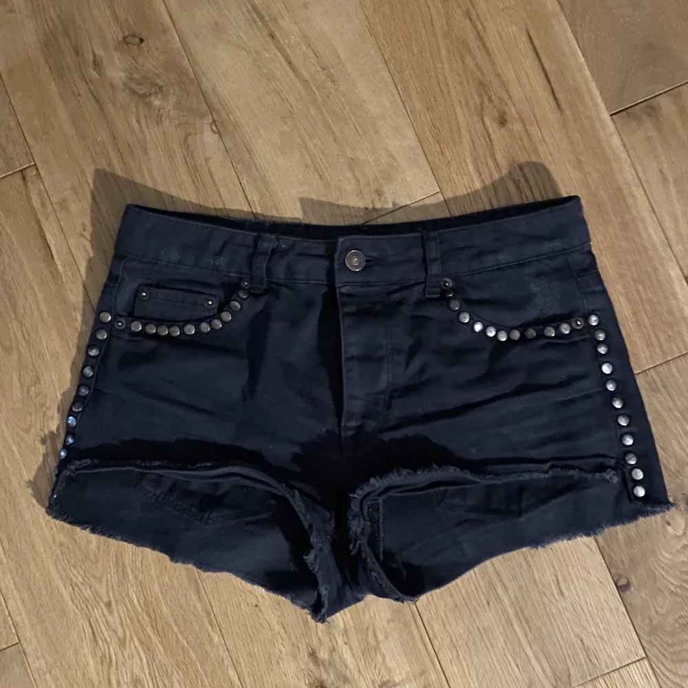 Säljer dessa svarta lågmidjade shorts med detaljer. De är korta och as snygga. Köp nu eller kom med prisförslag❤️. Shorts.