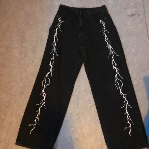 Svarta jeans - Så fina byxor från shein, de är alldeles för små för mig men skulle nog passa bra på någon annan. Som man ser på sista bilden så är en knapp borta men de är enkelt att bara du fast vilken knapp som helst🫶🏽