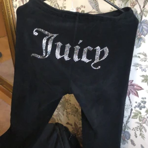 Juicy couture  - Svarta juicy byxor med text där bak i storlek xs💗 super liten slitning vid höger ben löngst ner men inget som syns och där av priset💗 köparen står för frakten 