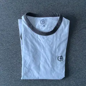 Pris kan diskuteras. Polar skate T-shirt, storlek L men den är ganska liten i storleken, inte mycket använd, säljer då den inte används ofta.