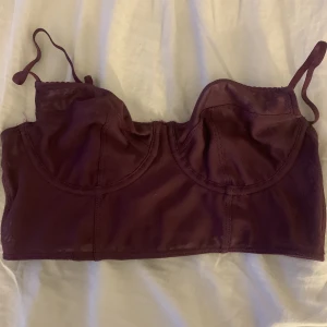 Korset topp  - Köpt på Zalando. Säljer pga att den inte passar. Endast använd 1 gång. Otroligt fin topp. Liten i storlek.  Köpare står för frakt  Pris går att diskutera inom en gräns  