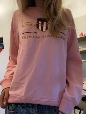 Collagetröja  - Säljer en astrendig collagetröja från gant! Original pris 559 mitt pris 299. Den är en födelsedagspresent som inte har kommit till användning 