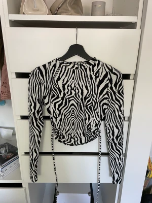 Topp med öppen rygg - Långärmad topp med öppen rygg, knappt använd, 95% polyester 5% spandex, storlek s 