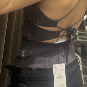 zaratopp med öppen rygg! - säljer denna helt oanvända (endast testad) toppen från zara med supercool och öppen rygg🤩 materialet är stretchigt och superbekvämt!😊 kan skicka bättre bilder privat vid intresse🤗