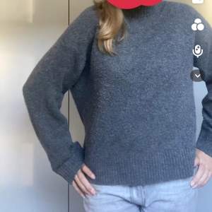 Nu säljer jag min jättefina stickade tröja från uniqlo. Det är i jätte bra skick endast använd 4 gånger. Nypris 399💕