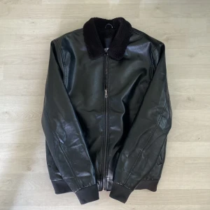 Skinnjacka Bomber Jacket fodrad - Använt skick 9/10 förutom fickan i tredje bild.