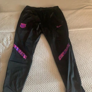 Barcelona tracksuit - Storlek L både i tröjan och byxorna. Ordenariepris 1500kr och de är i nyskick. Endast använd fåtalgånger. Pris kan diskuteras! 